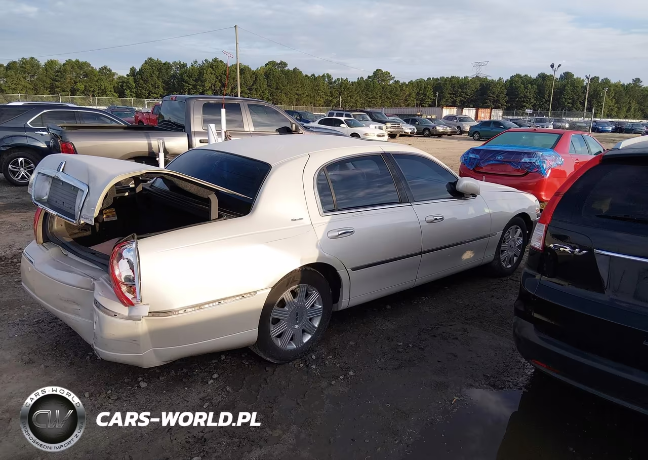 2004 Lincoln Town Car Ultimate VIN:1LNHM83W54Y645042 - 13