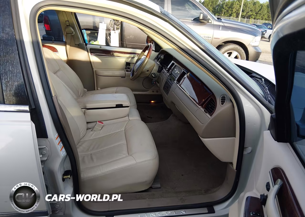 2004 Lincoln Town Car Ultimate VIN:1LNHM83W54Y645042 - 5
