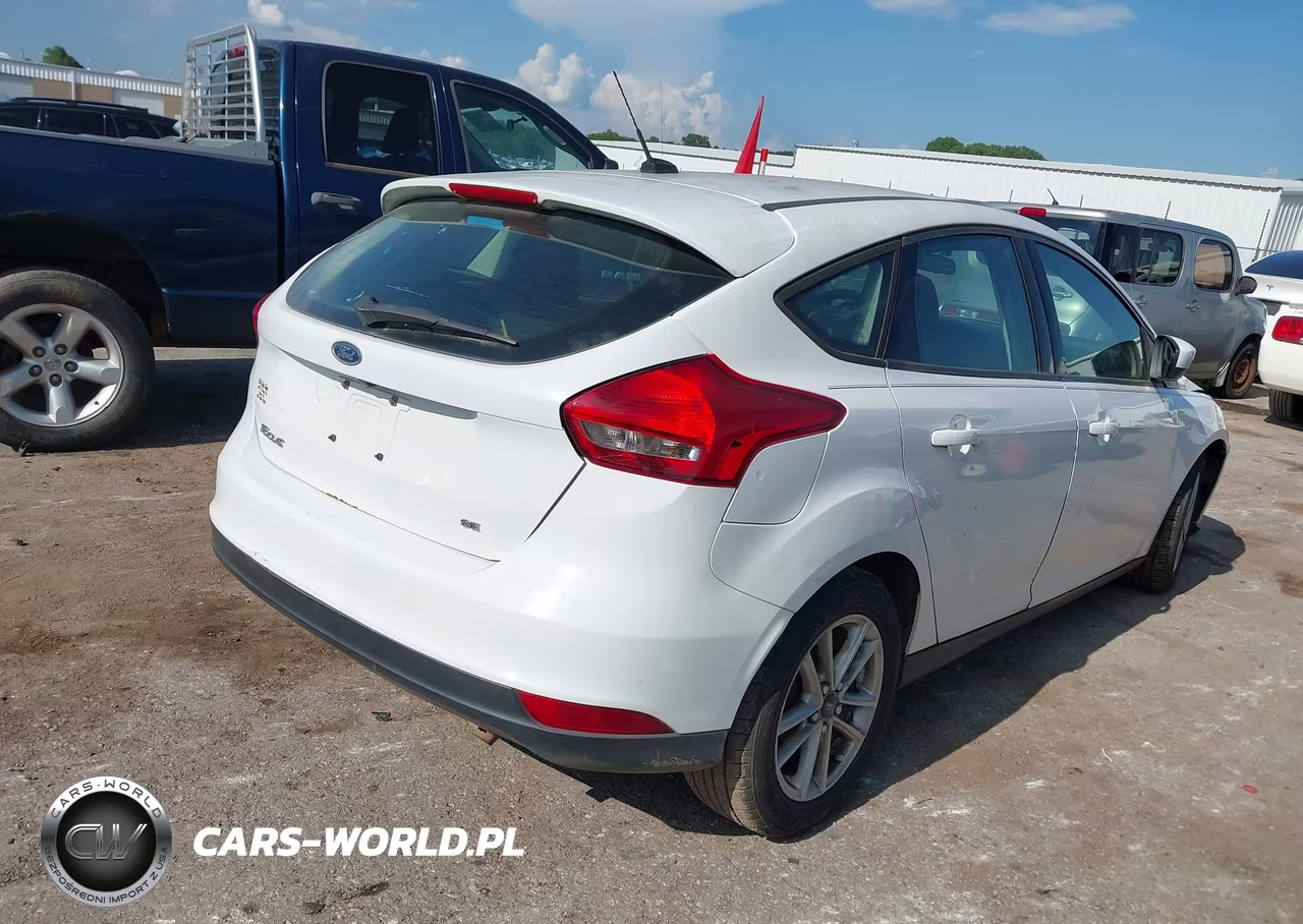 2018 Ford Focus Se VIN:1FADP3K29JL224726 - 4