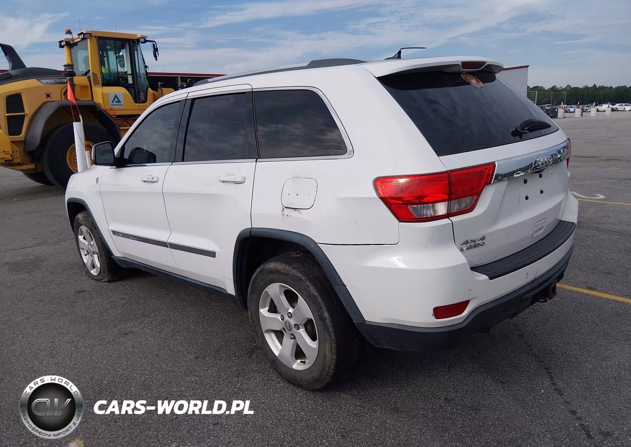 2013 Jeep Grand Cherokee Laredo VIN:1C4RJFAT9DC646142 - 3
