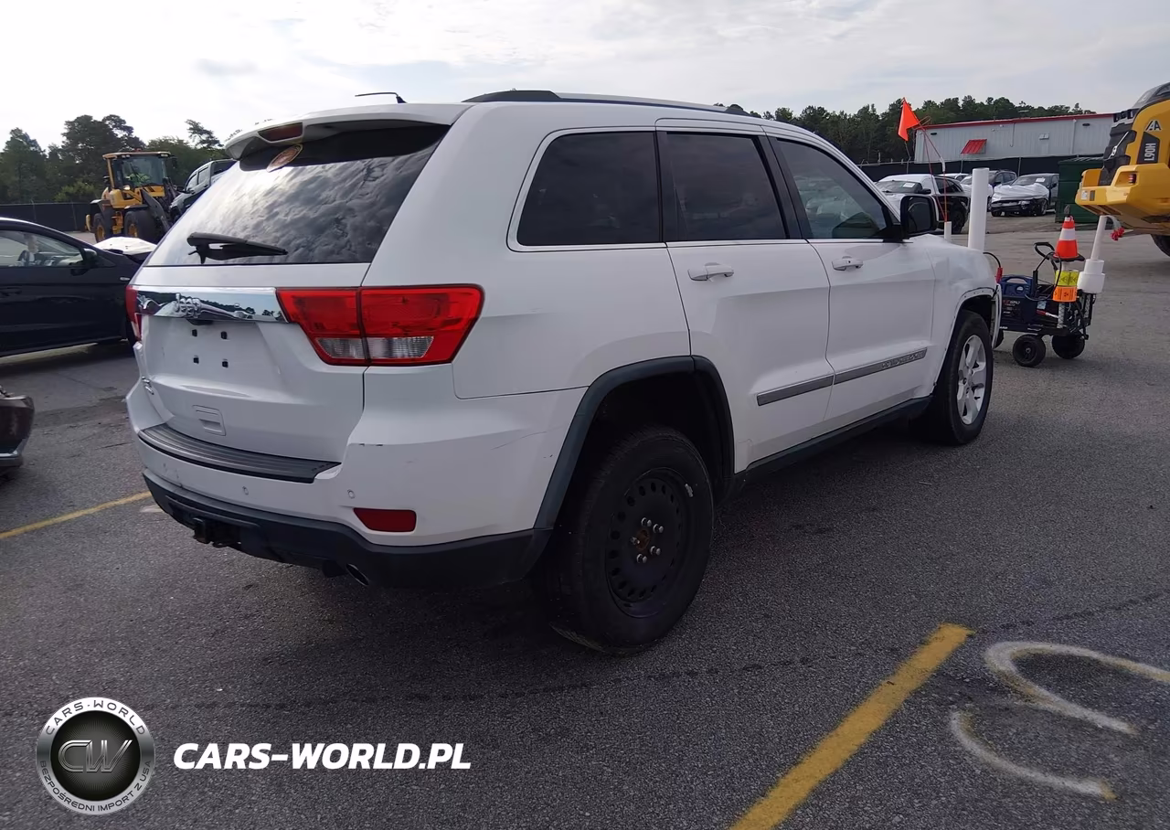 2013 Jeep Grand Cherokee Laredo VIN:1C4RJFAT9DC646142 - 4