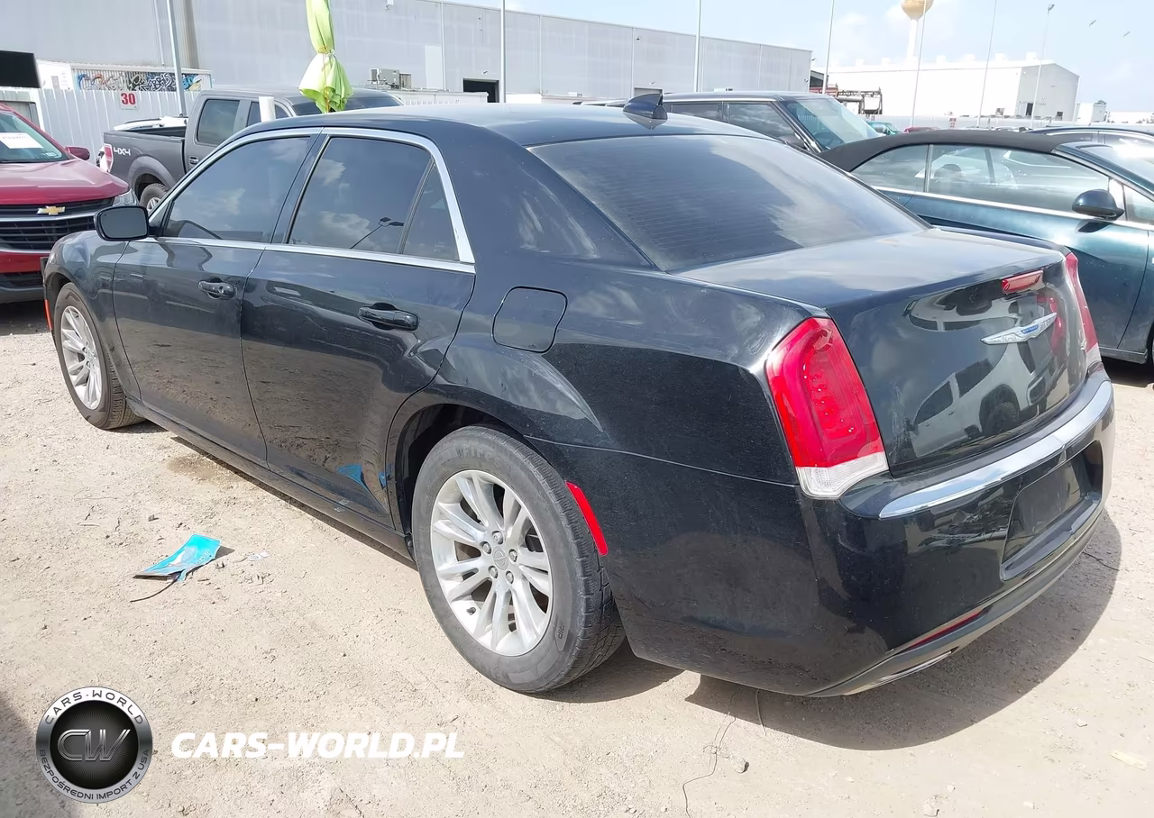 2018 Chrysler 300 Touring VIN:2C3CCAAG9JH331991 - 3