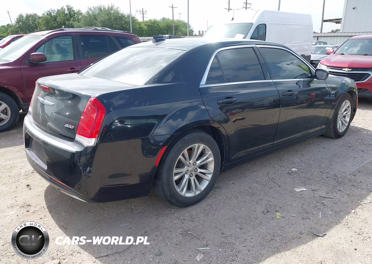 2018 Chrysler 300 Touring VIN:2C3CCAAG9JH331991 - 4