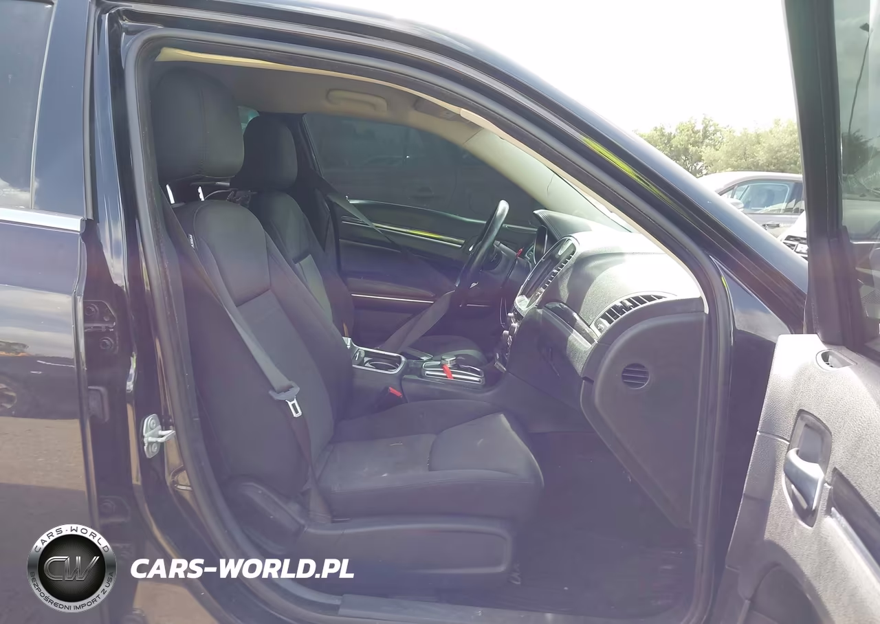 2018 Chrysler 300 Touring VIN:2C3CCAAG9JH331991 - 5