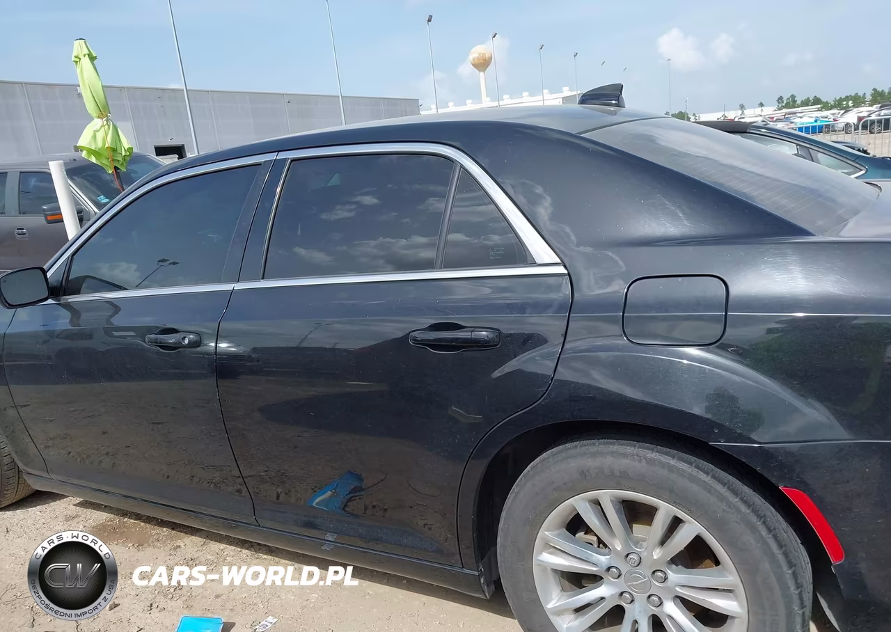 2018 Chrysler 300 Touring VIN:2C3CCAAG9JH331991 - 6