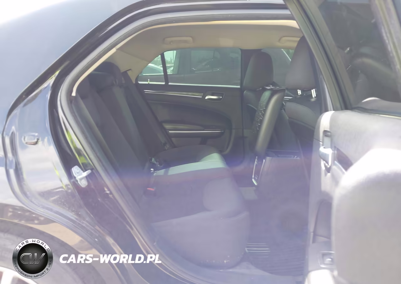 2018 Chrysler 300 Touring VIN:2C3CCAAG9JH331991 - 8