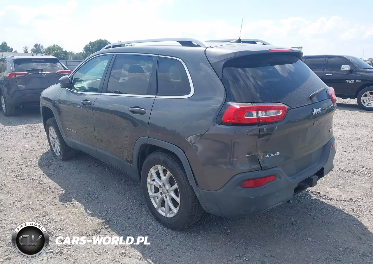 2017 Jeep Cherokee Latitude 4X4 VIN:1C4PJMCB4HW537673 - 3