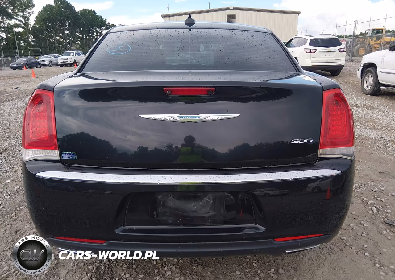 2018 Chrysler 300 Touring L VIN:2C3CCAAG8JH209042 - 16