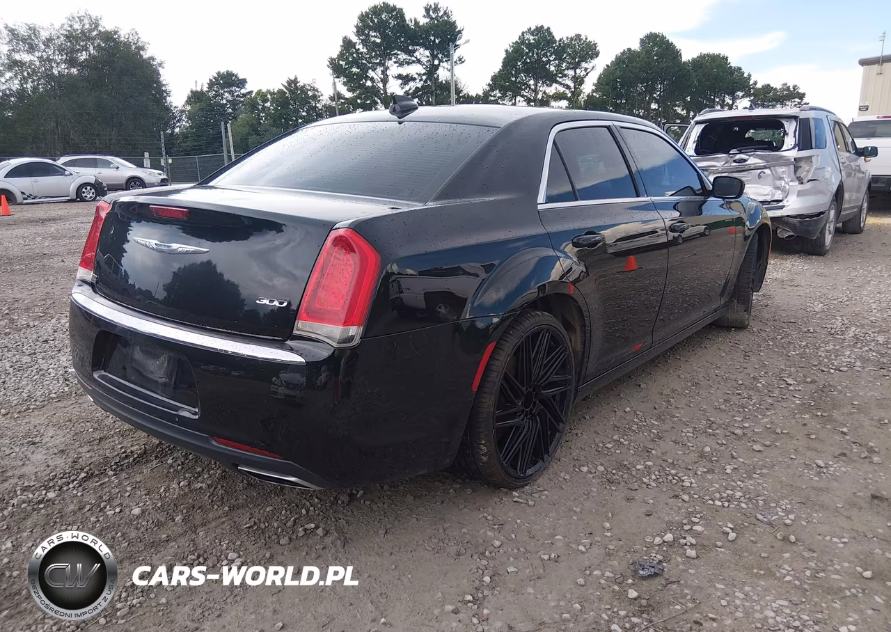 2018 Chrysler 300 Touring L VIN:2C3CCAAG8JH209042 - 4
