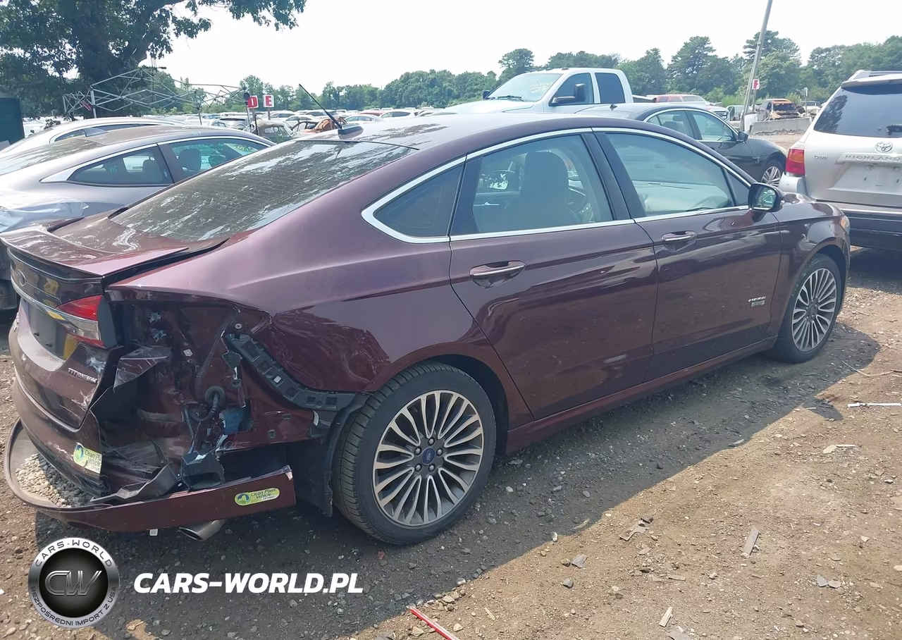 2017 Ford Fusion Energi Titanium VIN:3FA6P0SU1HR282074 - 4