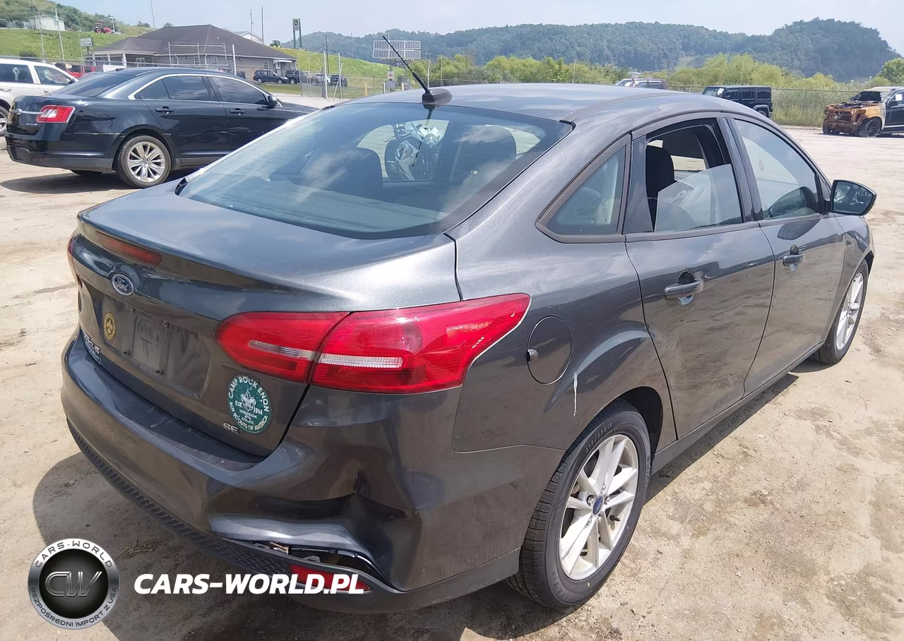 2017 Ford Focus Se VIN:1FADP3F22HL212292 - 4