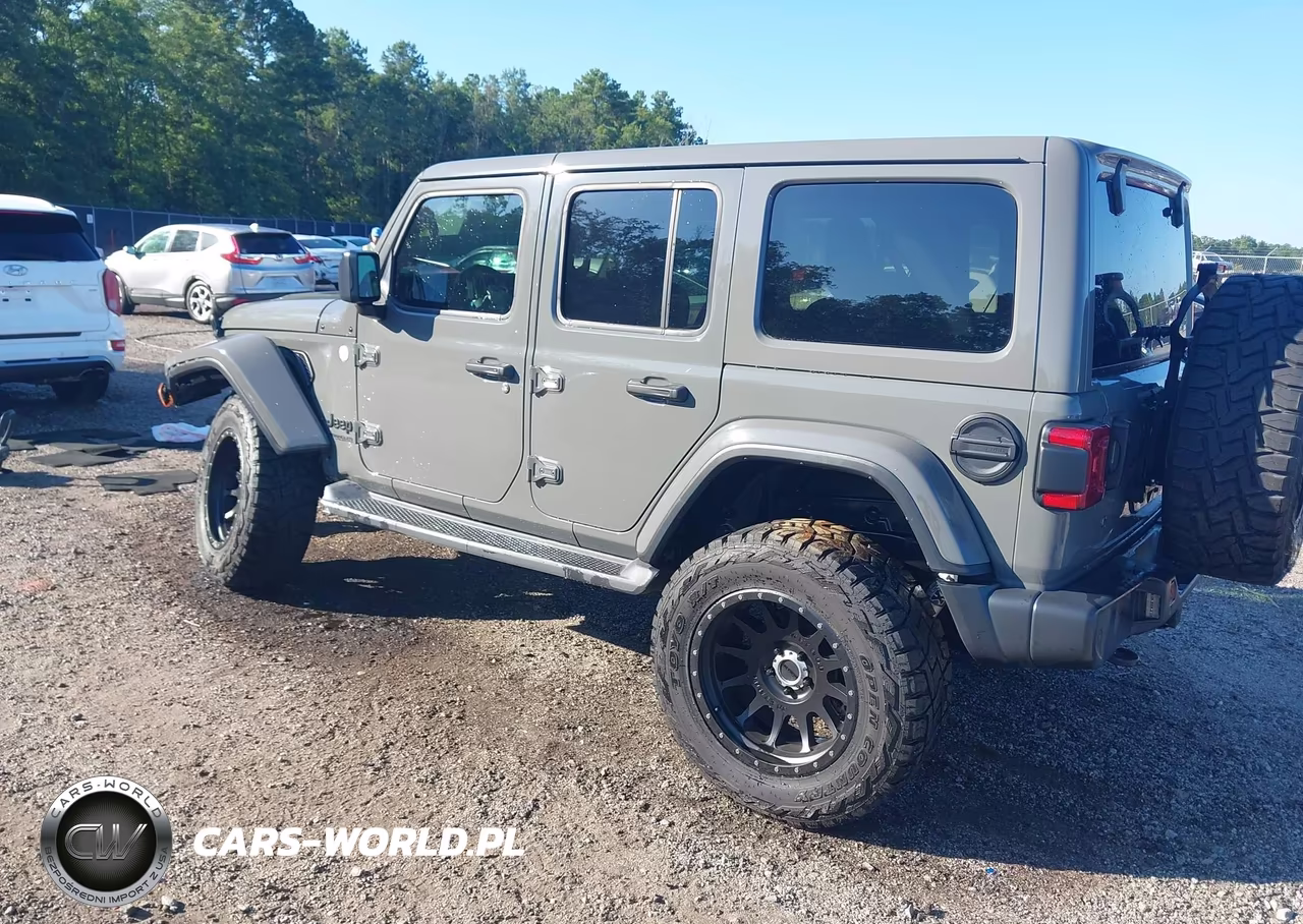 2019 Jeep Wrangler Unlimited Sahara Altitude 4X4 VIN:1C4HJXEN7KW661697 - 3