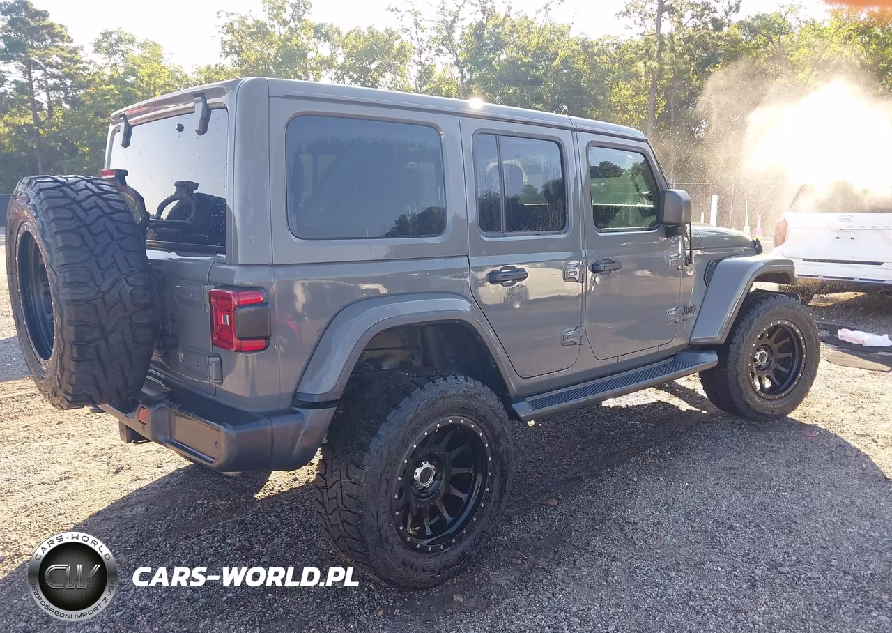 2019 Jeep Wrangler Unlimited Sahara Altitude 4X4 VIN:1C4HJXEN7KW661697 - 4