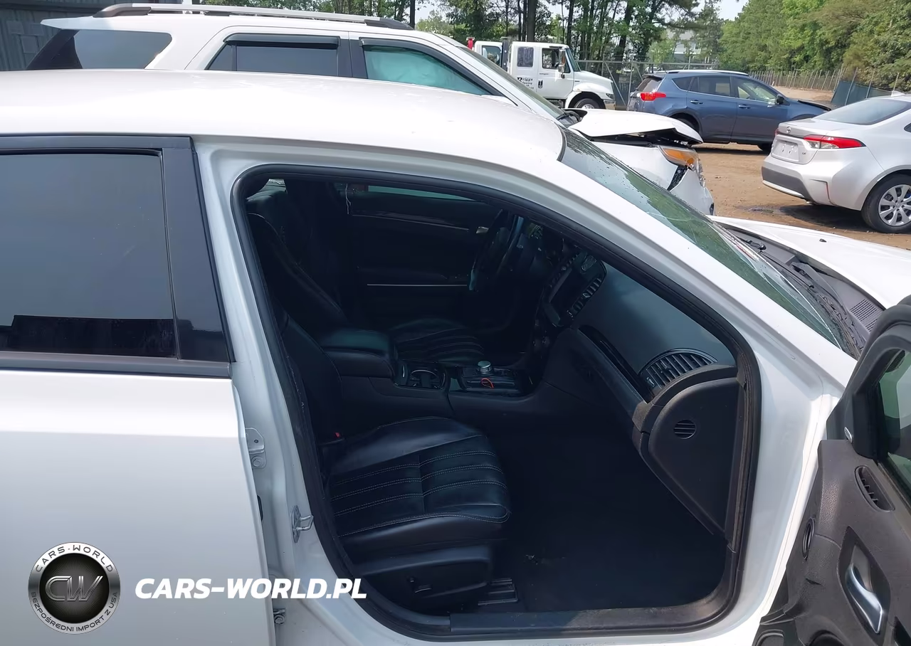 2019 Chrysler 300 VIN:2C3CCABGXKH516129 - 5