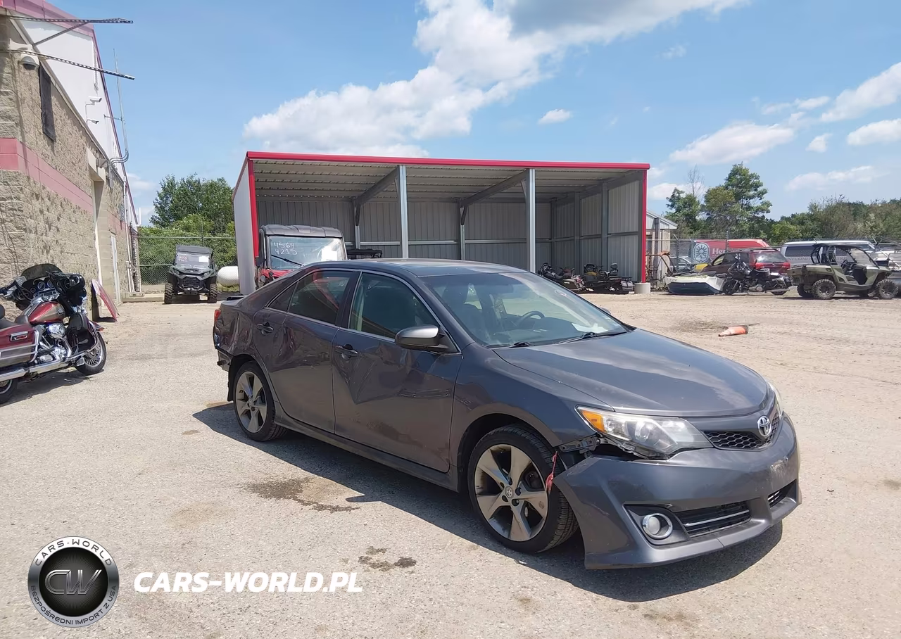 2014 Toyota Camry Se Sport – zdjęcie 1 z 18