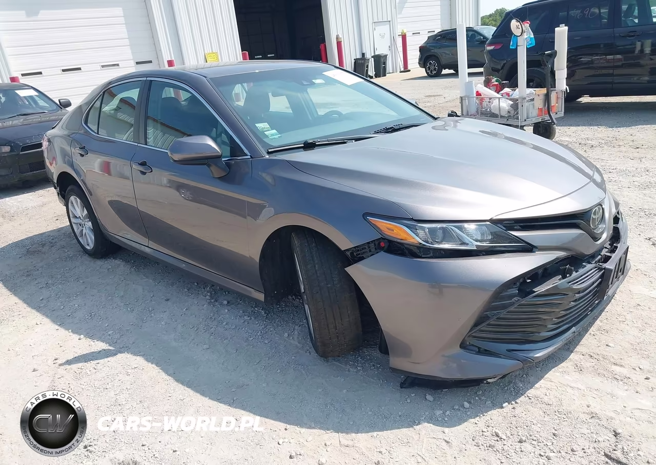 2018 Toyota Camry Le – zdjęcie 1 z 15
