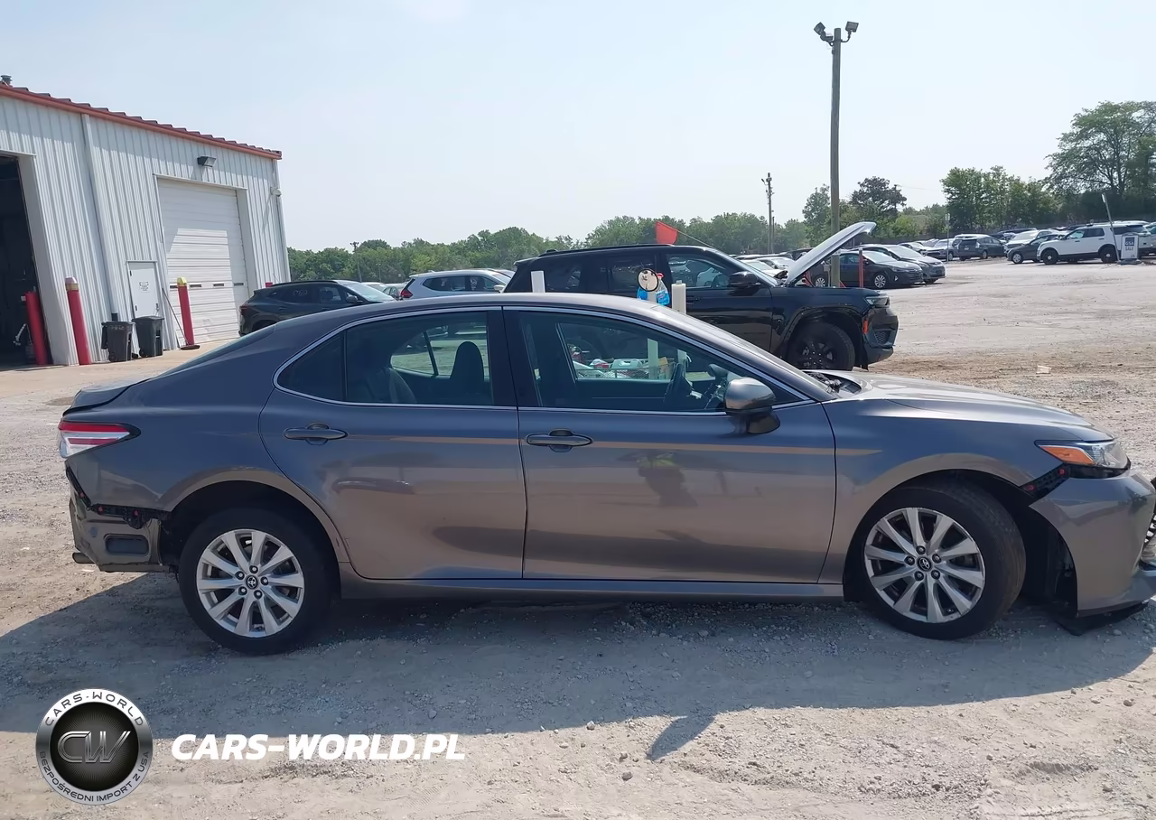 2018 Toyota Camry Le VIN:4T1B11HK7JU145611 - 12