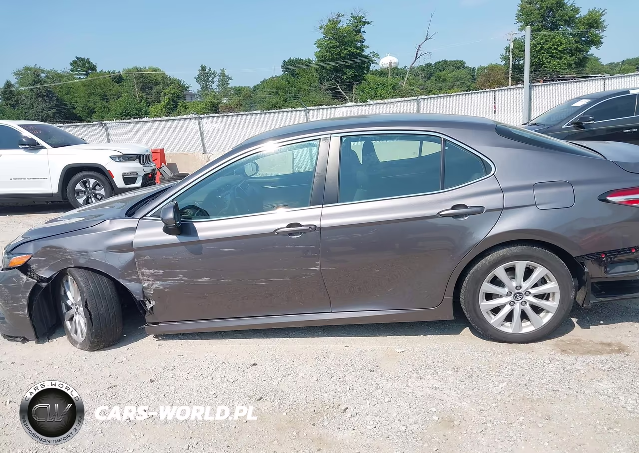 2018 Toyota Camry Le VIN:4T1B11HK7JU145611 - 13