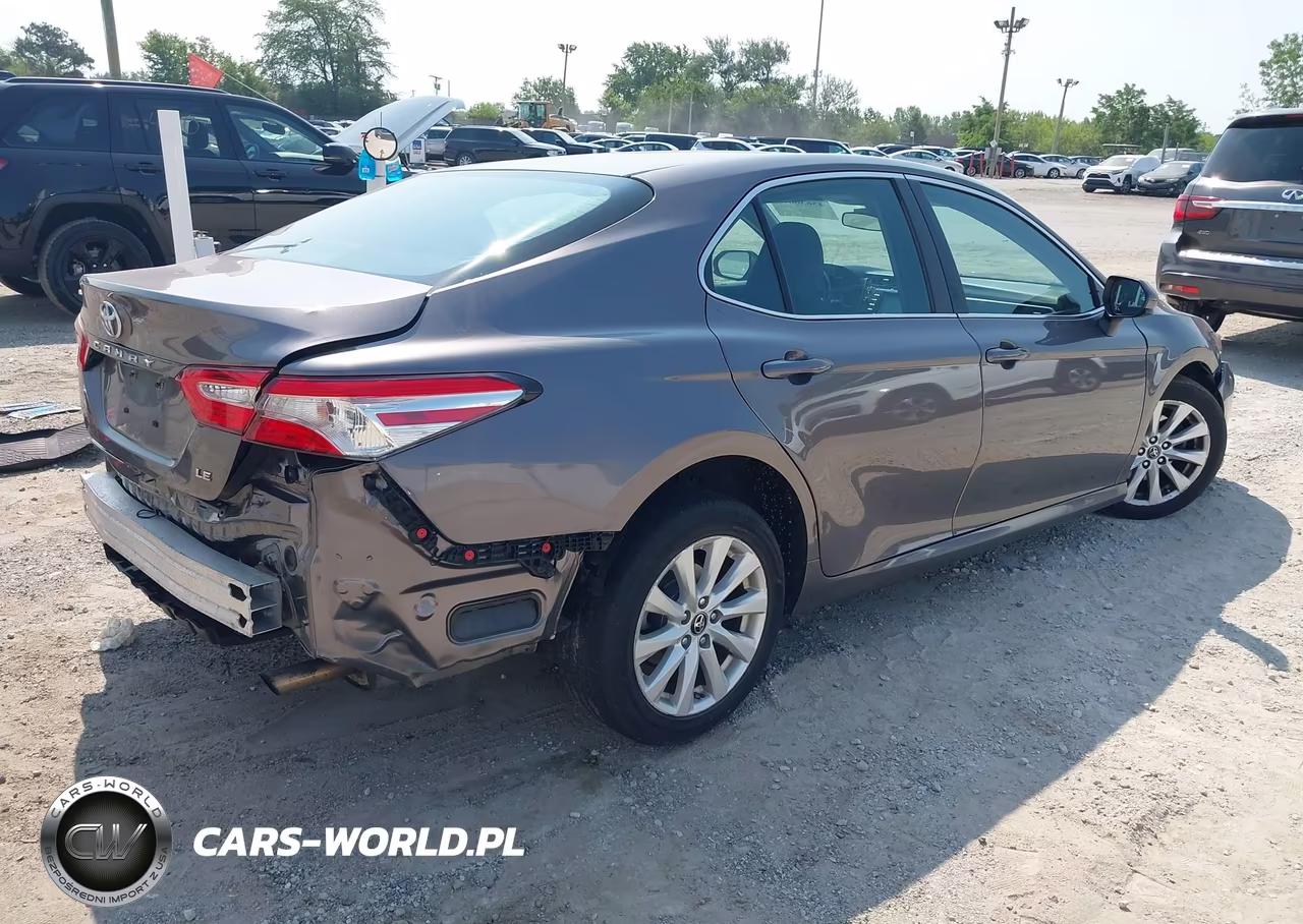 2018 Toyota Camry Le VIN:4T1B11HK7JU145611 - 4