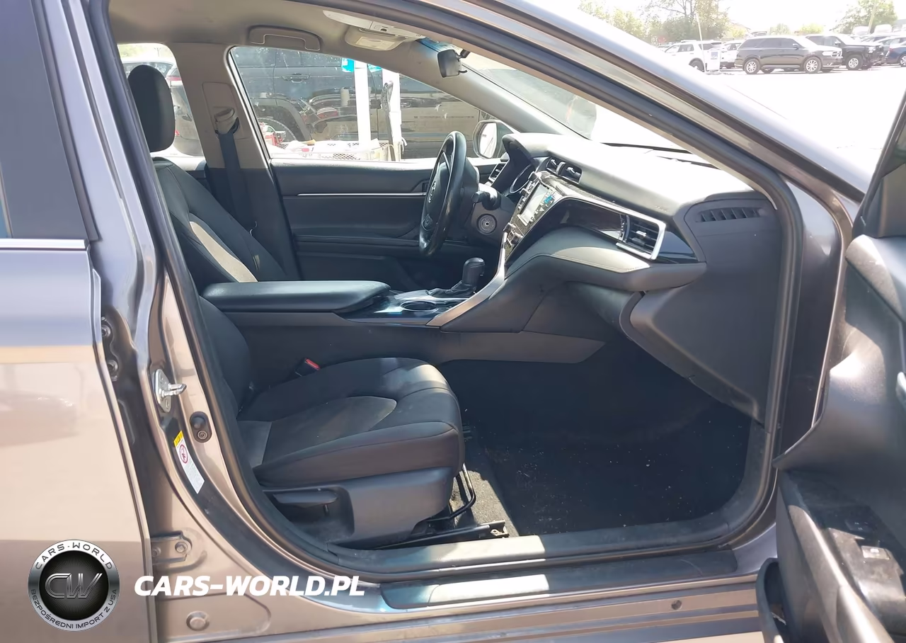 2018 Toyota Camry Le VIN:4T1B11HK7JU145611 - 5