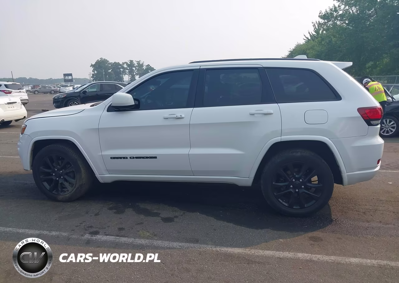 2018 Jeep Grand Cherokee Altitude 4X4 VIN:1C4RJFAG5JC156666 - 14
