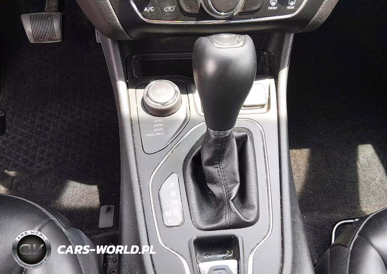 2019 Jeep Cherokee Latitude Plus 4X4 VIN:1C4PJMLB0KD105357 - 17