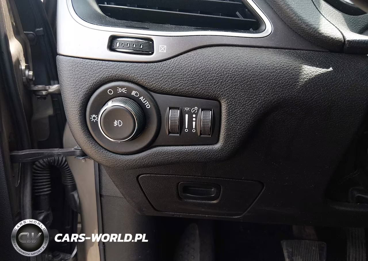 2019 Jeep Cherokee Latitude Plus 4X4 VIN:1C4PJMLB0KD105357 - 21