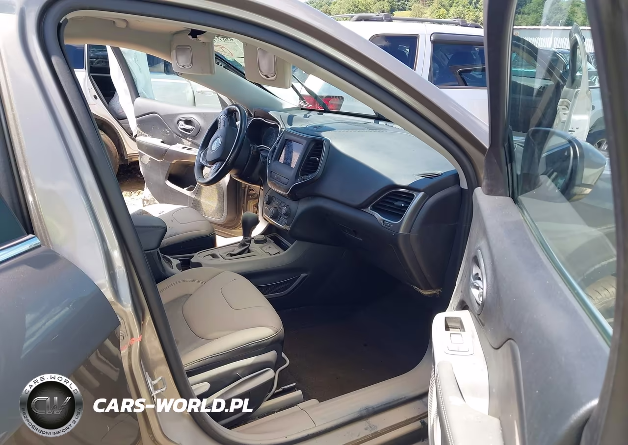2019 Jeep Cherokee Latitude Plus 4X4 VIN:1C4PJMLB0KD105357 - 5