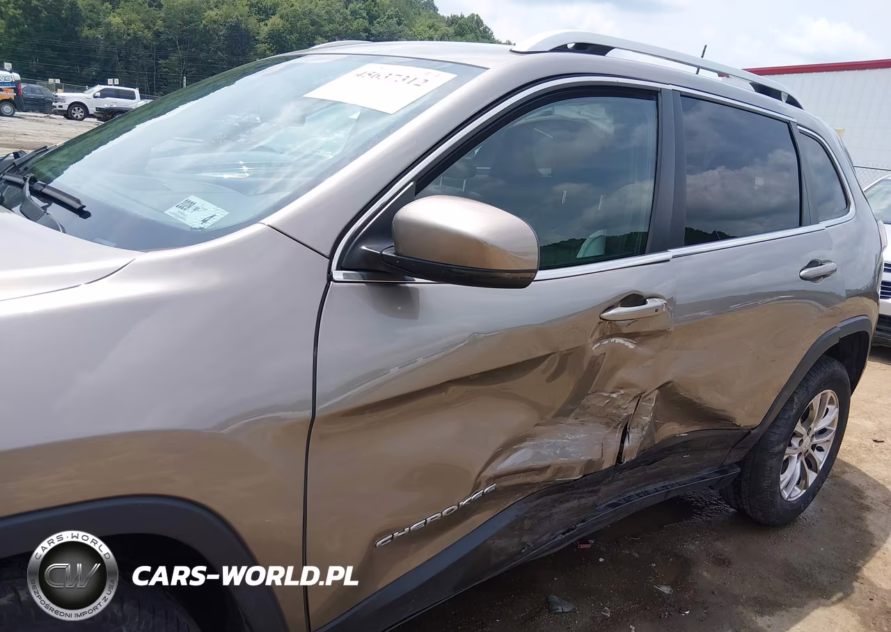 2019 Jeep Cherokee Latitude Plus 4X4 VIN:1C4PJMLB0KD105357 - 6