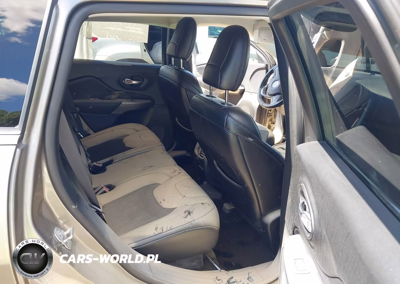 2019 Jeep Cherokee Latitude Plus 4X4 VIN:1C4PJMLB0KD105357 - 8