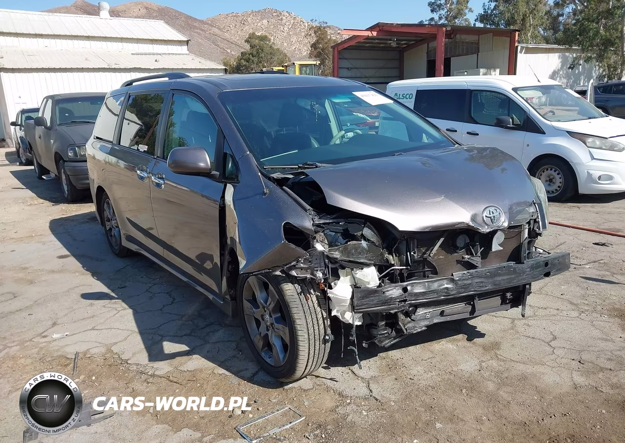 2013 Toyota Sienna Se 8 Passenger