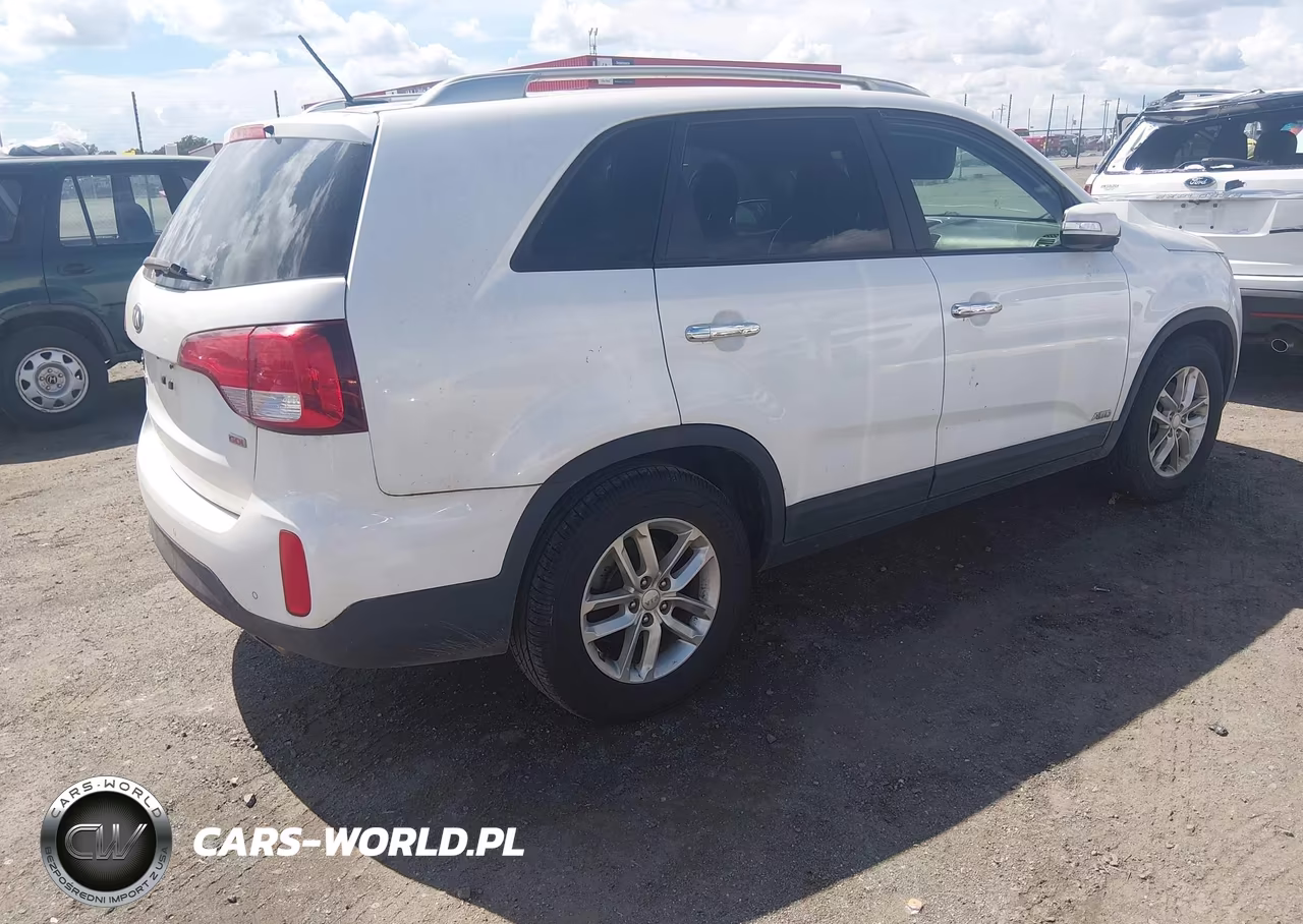 2015 Kia Sorento Lx VIN:5XYKTCA66FG566977 - 4
