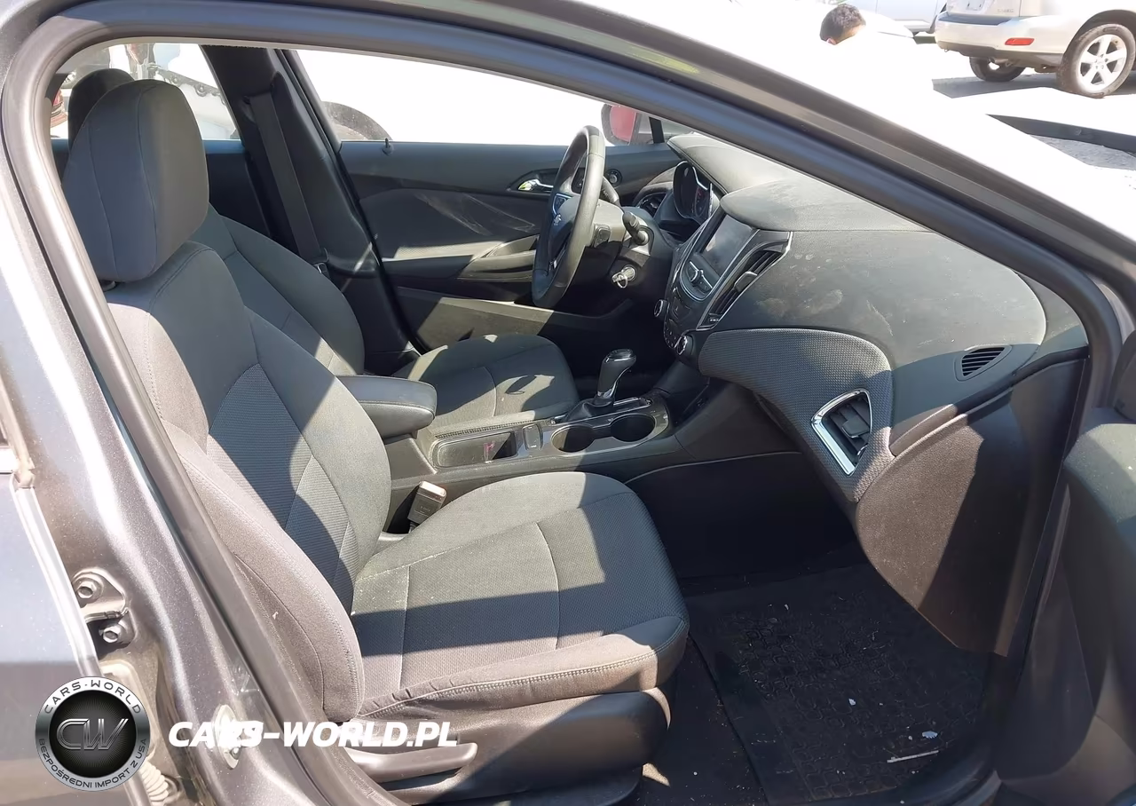 2019 Chevrolet Cruze Lt VIN:1G1BE5SM6K7138720 - 5