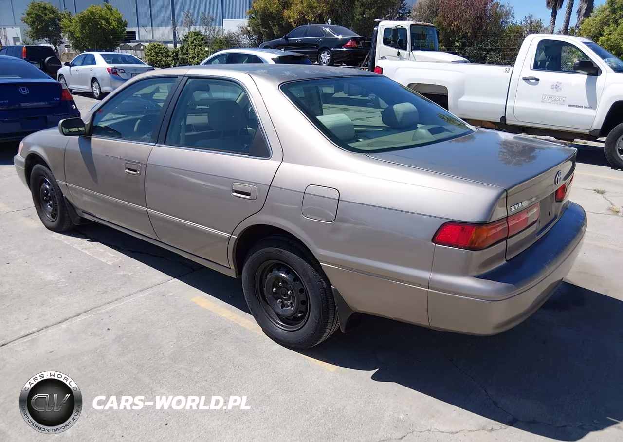 1999 Toyota Camry Le VIN:4T1BG28K3XU897139 - 3