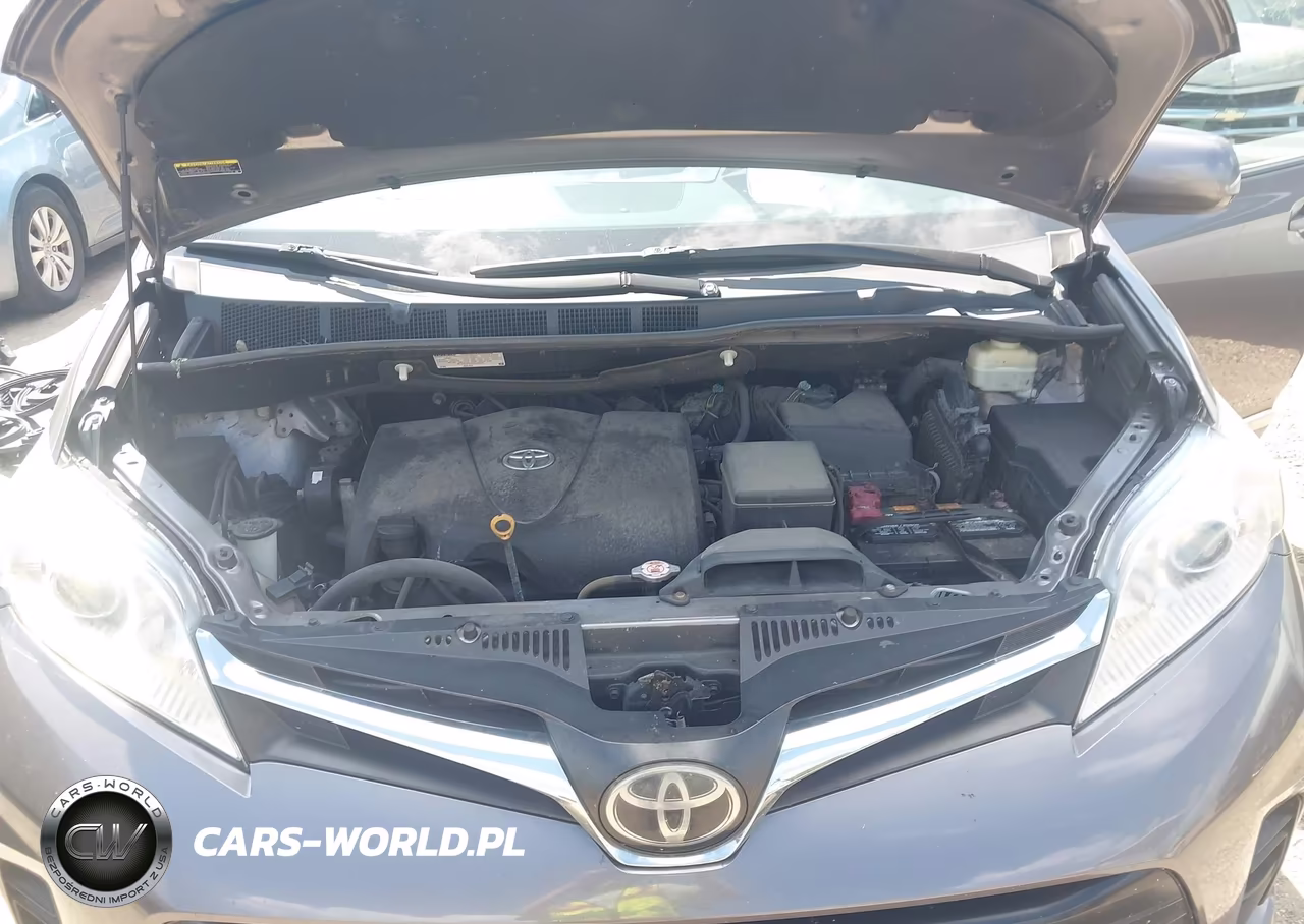 2018 Toyota Sienna Le 8 Passenger VIN:5TDKZ3DC1JS958731 - 10