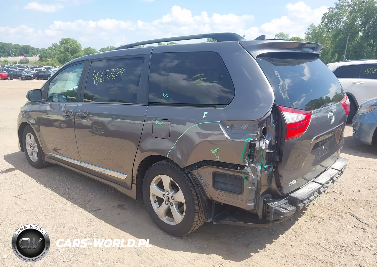 2018 Toyota Sienna Le 8 Passenger VIN:5TDKZ3DC1JS958731 - 3