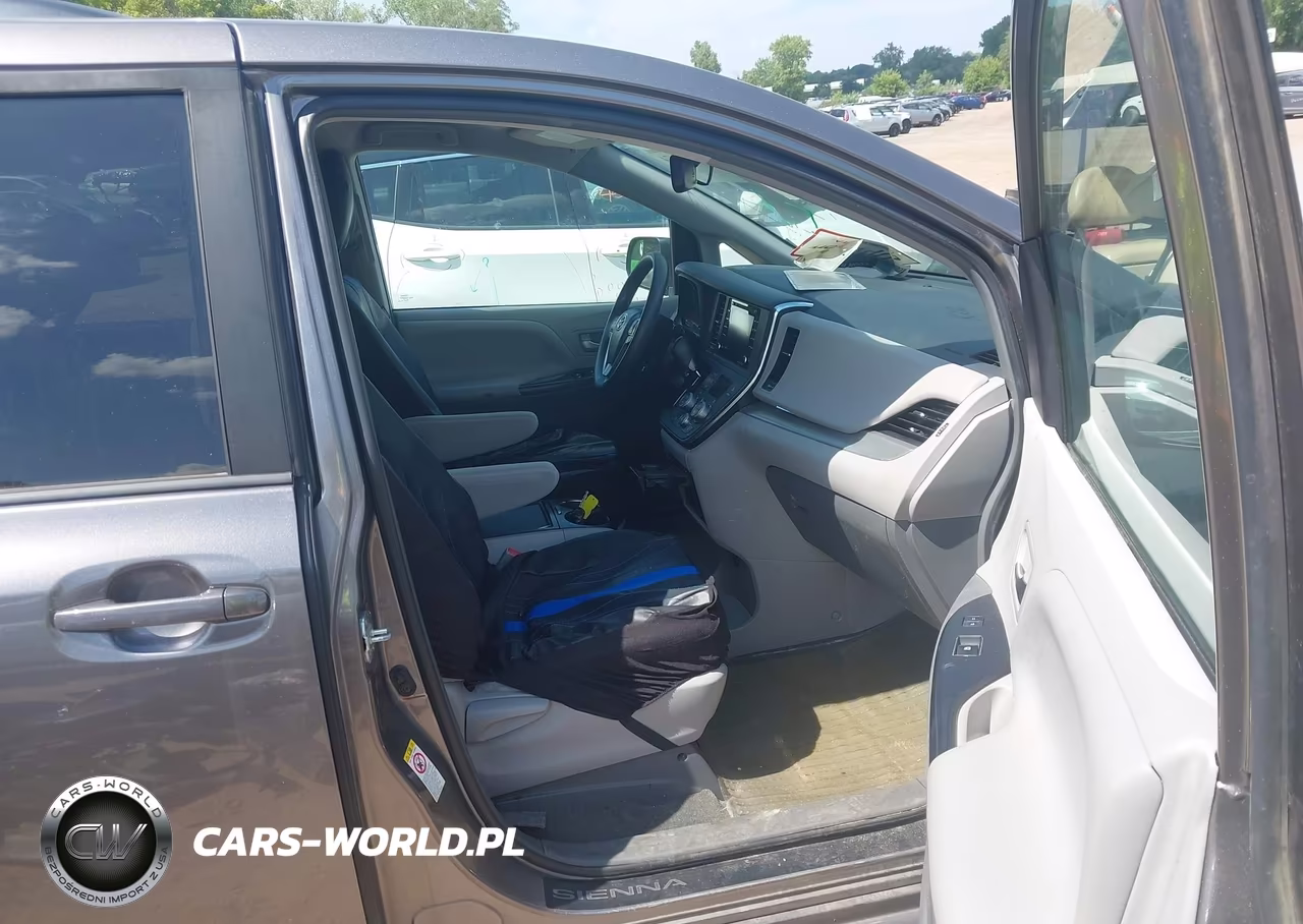 2018 Toyota Sienna Le 8 Passenger VIN:5TDKZ3DC1JS958731 - 5