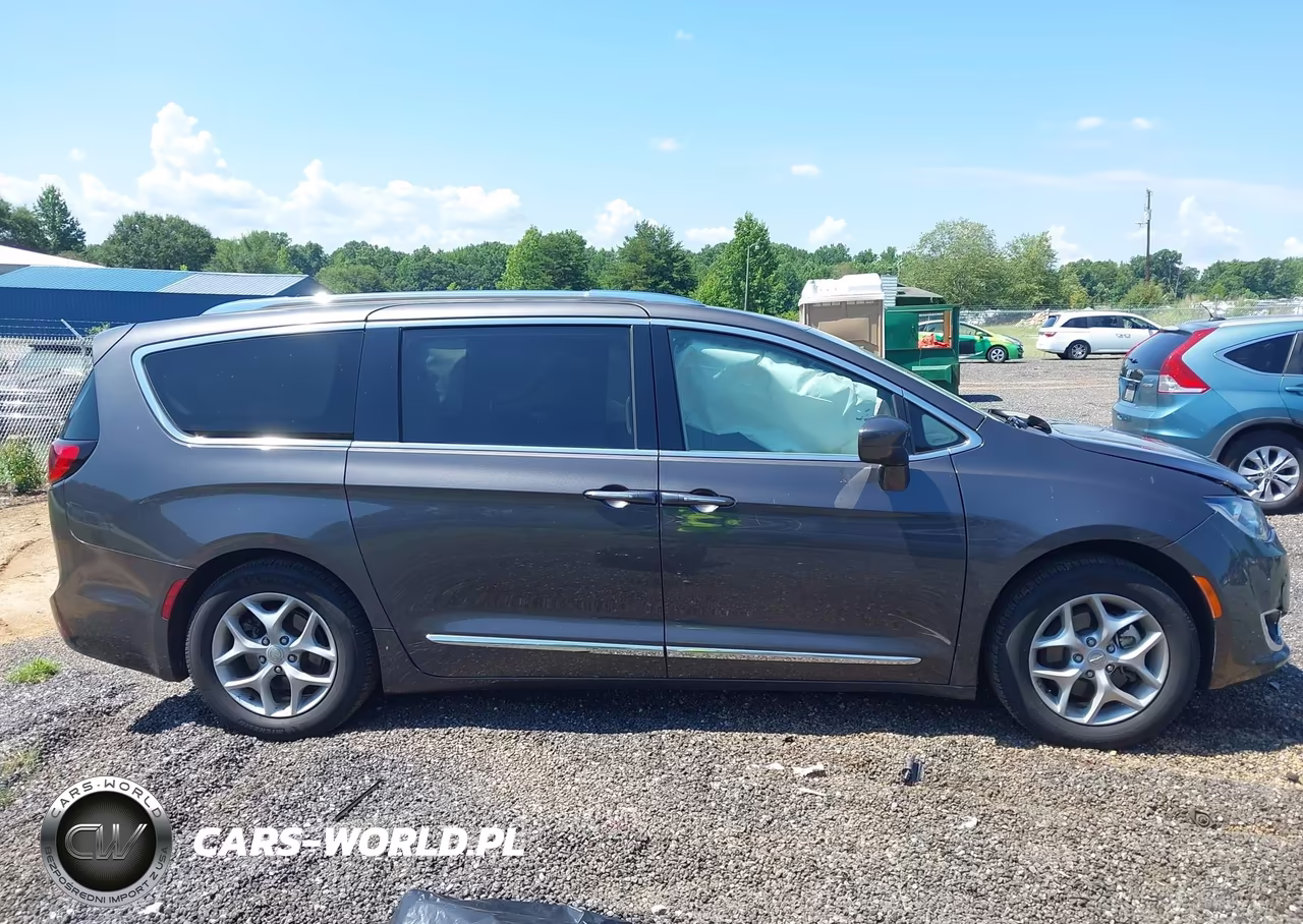 2018 Chrysler Pacifica Touring L Plus VIN:2C4RC1EG7JR293090 - 13