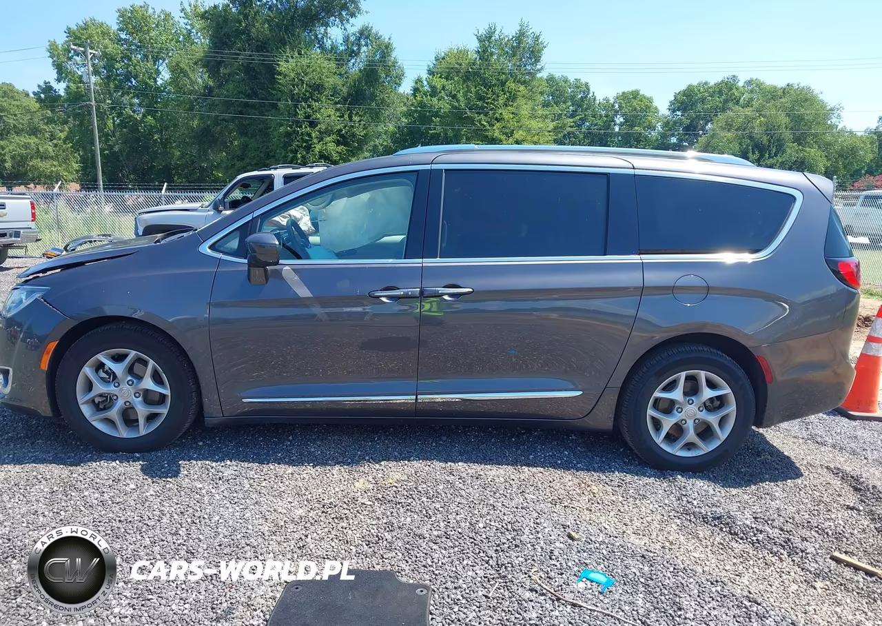 2018 Chrysler Pacifica Touring L Plus VIN:2C4RC1EG7JR293090 - 14
