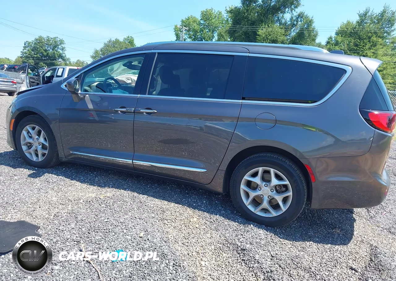 2018 Chrysler Pacifica Touring L Plus VIN:2C4RC1EG7JR293090 - 3