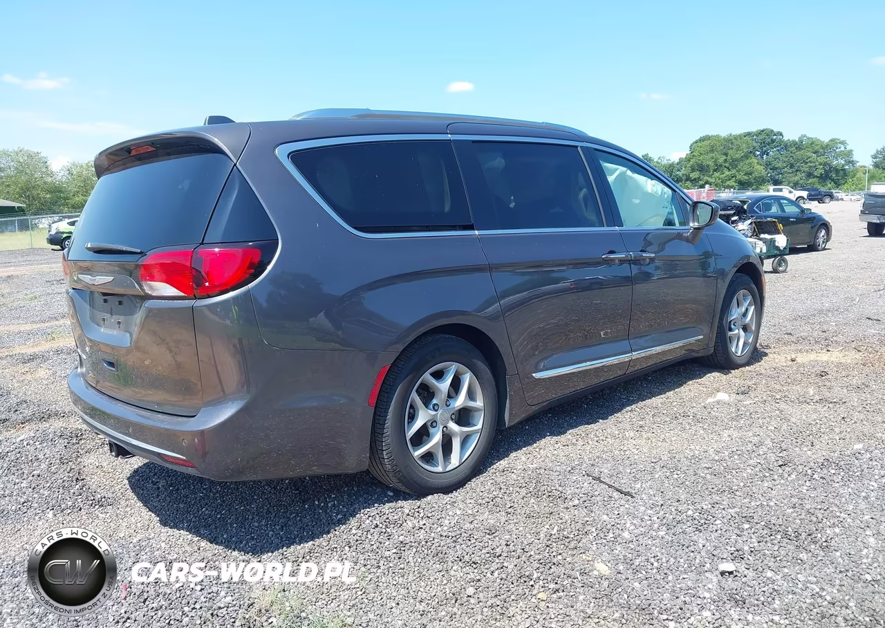 2018 Chrysler Pacifica Touring L Plus VIN:2C4RC1EG7JR293090 - 4