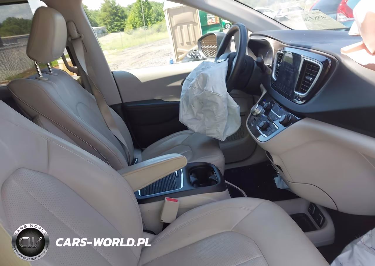 2018 Chrysler Pacifica Touring L Plus VIN:2C4RC1EG7JR293090 - 5