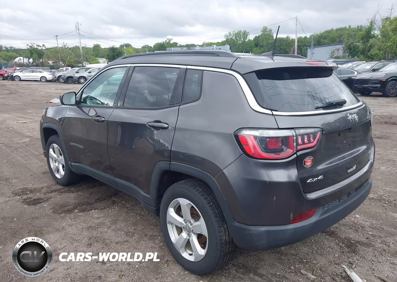 2019 Jeep Compass Latitude 4X4 VIN:3C4NJDBB2KT712136 - 3