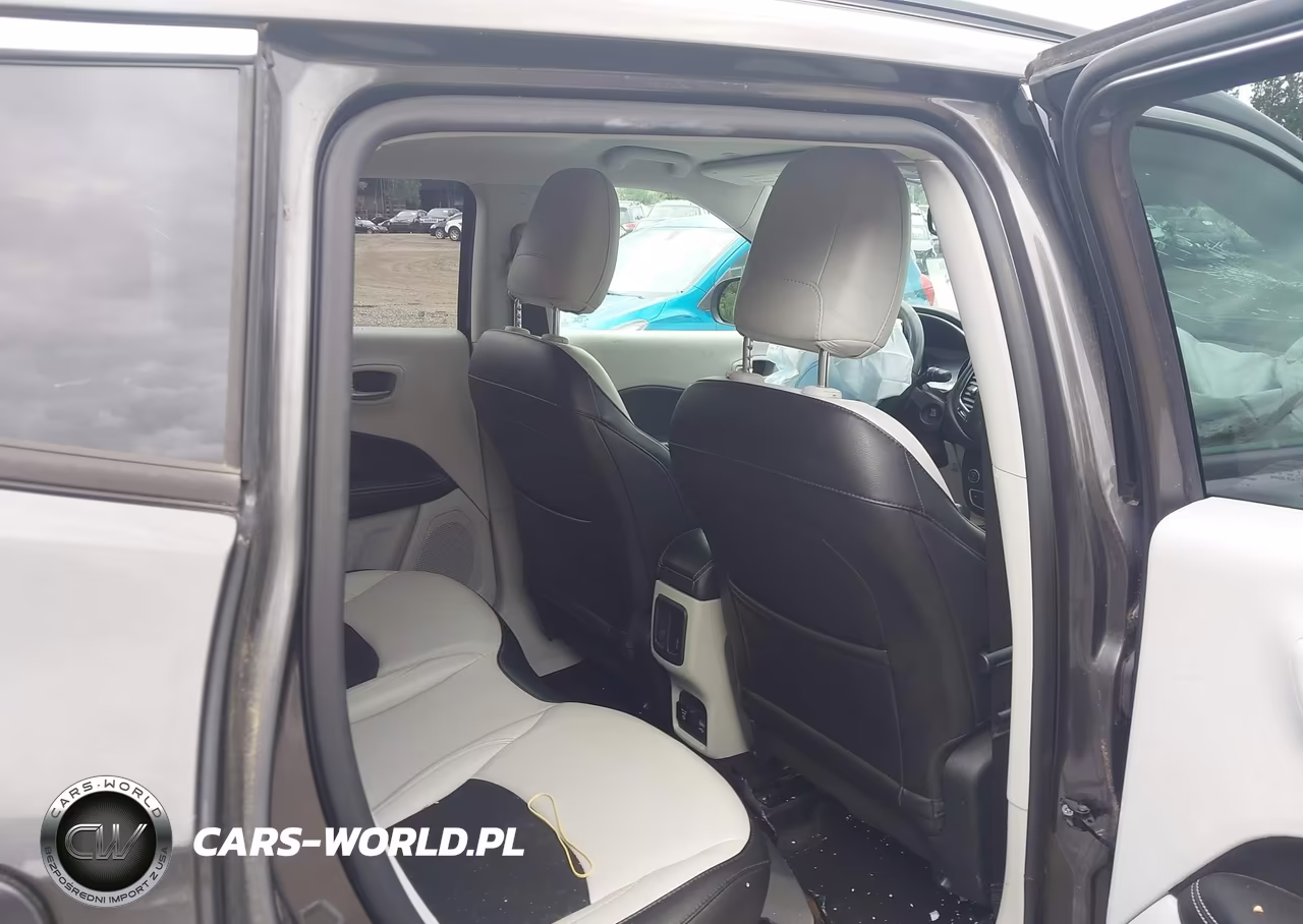 2019 Jeep Compass Latitude 4X4 VIN:3C4NJDBB2KT712136 - 8