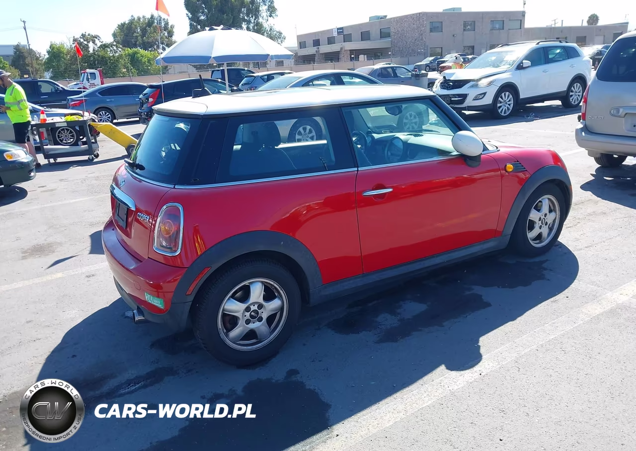 2008 Mini Cooper Hardtop VIN:WMWMF335X8TT67438 - 4
