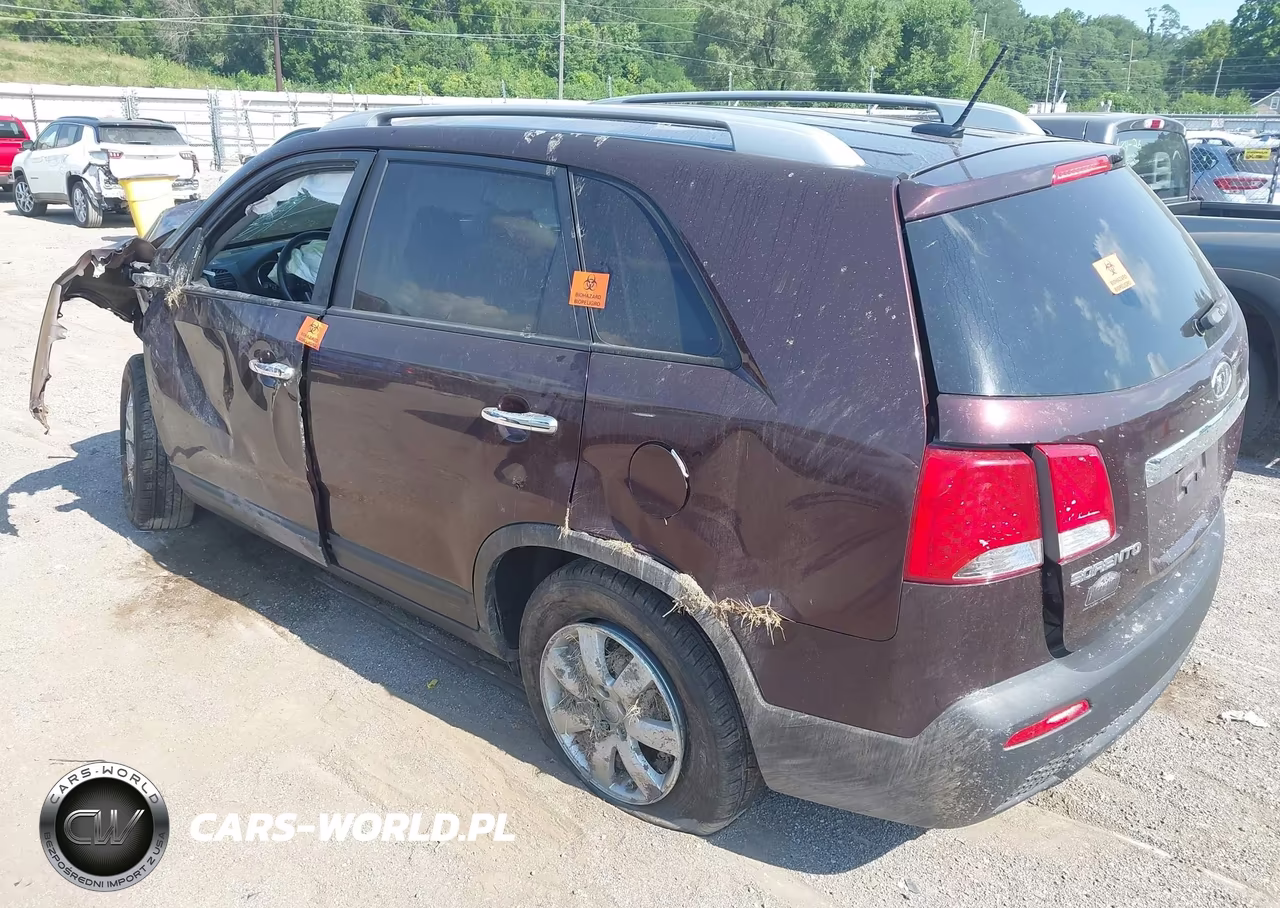 2013 Kia Sorento Lx VIN:5XYKT3A63DG383792 - 3