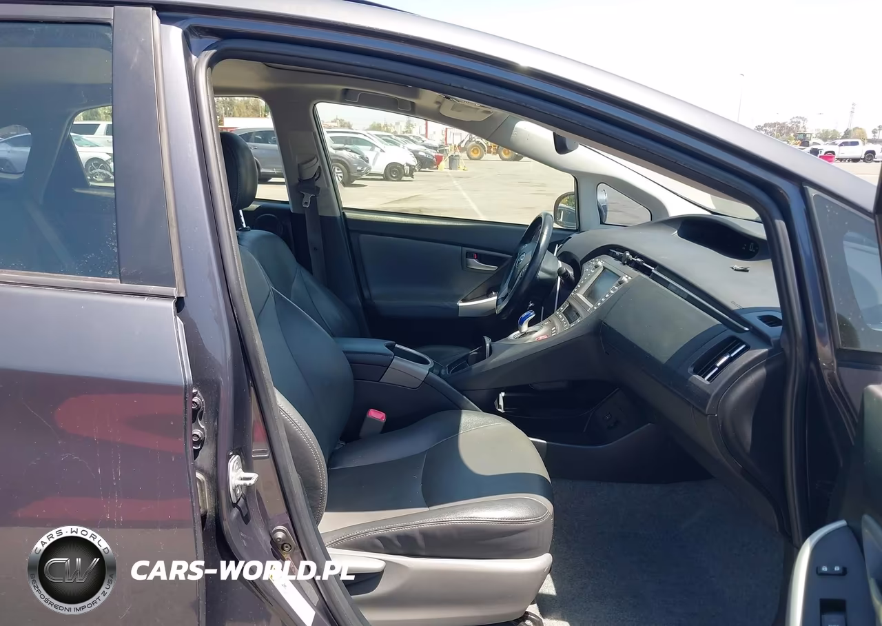 2013 Toyota Prius Four VIN:JTDKN3DU5D1726946 - 5