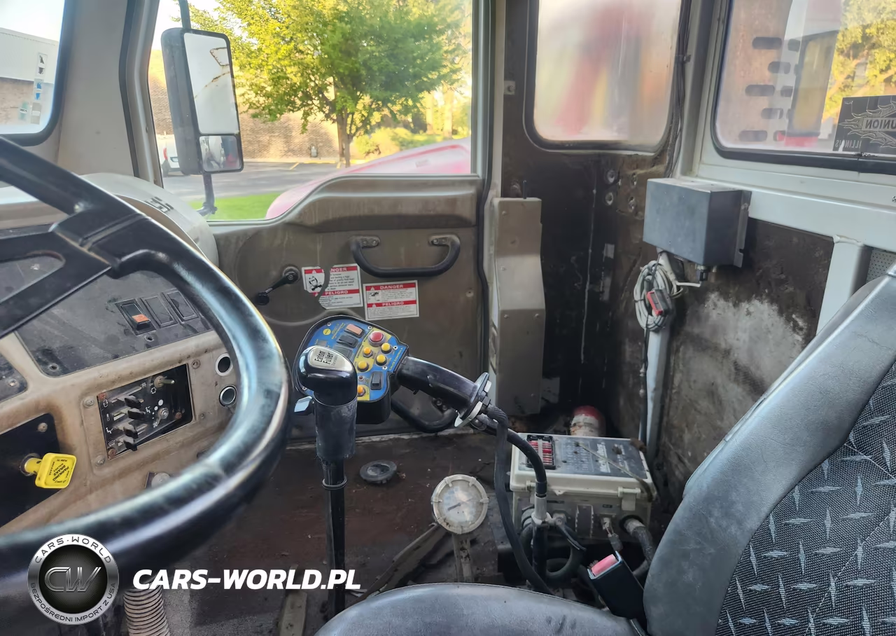 2004 Oshkosh Motor Truck Co. Conventional F VIN:10TDDAC374S080792 - 5