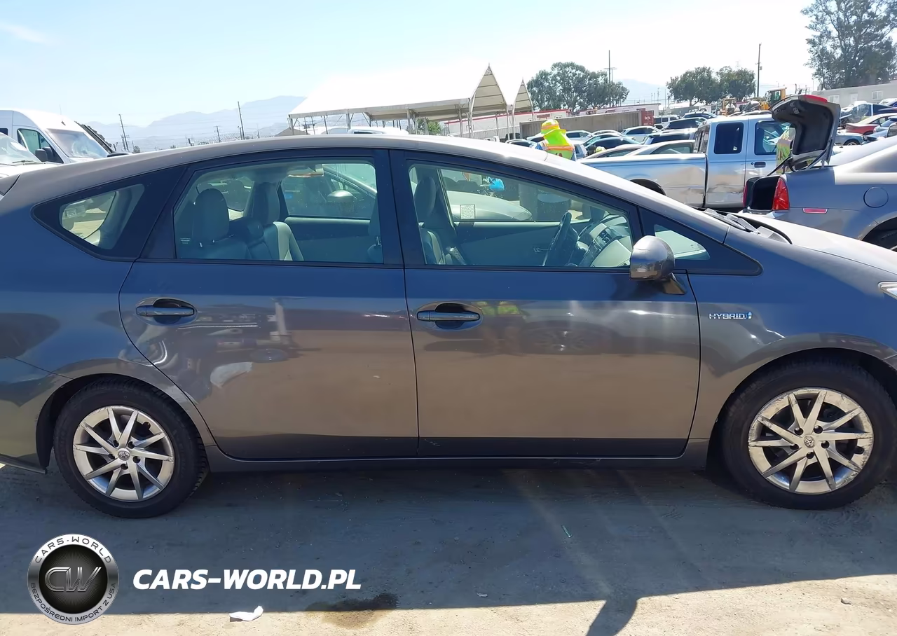 2015 Toyota Prius V Four VIN:JTDZN3EU8FJ030405 - 13