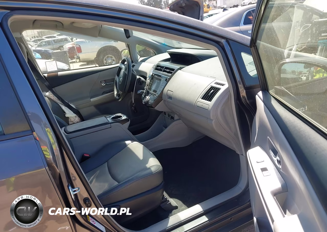 2015 Toyota Prius V Four VIN:JTDZN3EU8FJ030405 - 5